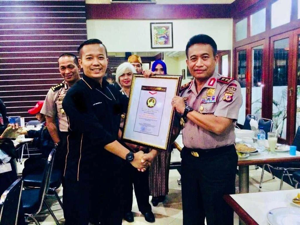 sekjen-perkumpulan-wartawan-republik-indonesia-bersatu-pwrib-berikan-penghargaan-kepada-kapolda-jabar-irjen-bambang-waskito-dalam-acara-buka-bersama